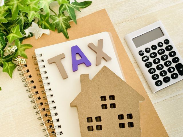 TAXの文字と電卓とノート