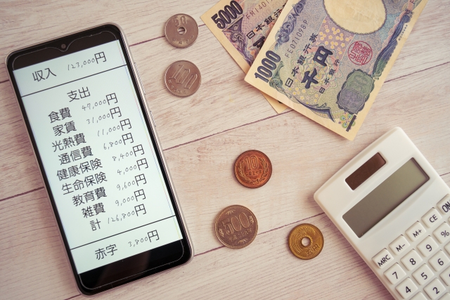 家計簿アプリと電卓とお金
