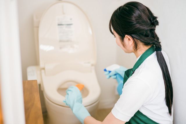 トイレ掃除をするハウスキーパーの女性