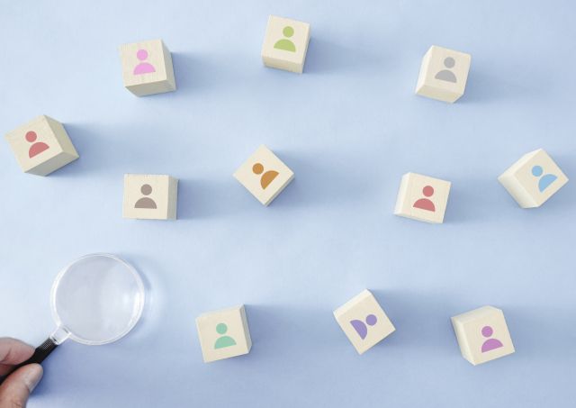 複数の人のアイコンの中から虫眼鏡で探す