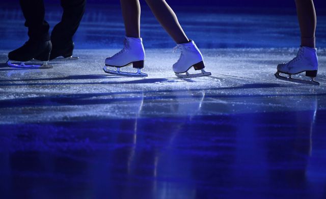 暗い中のアイススケート