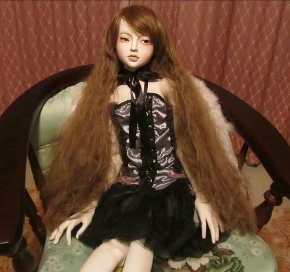 長髪女性の人形