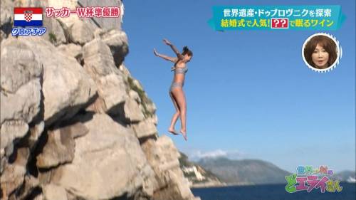 崖から海に飛び込む女性