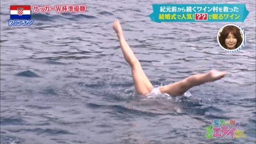 海でシンクロをする女性