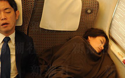 新幹線の車内で寝る今井絵理子と橋本健