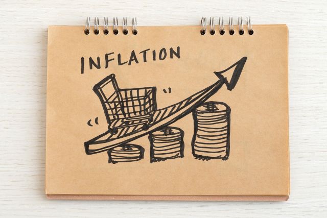 画用紙に書かれたINFLATIONの文字と価格高騰のイメージ