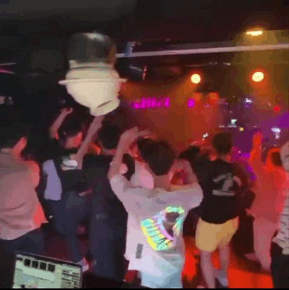 クラブで踊る人ら
