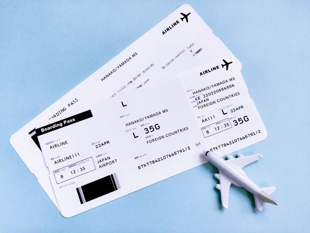 国際線の搭乗券2枚と飛行機の模型