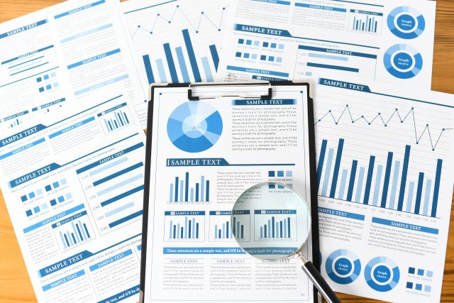 グラフなどが書かれた投資情報