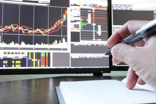 グラフ画面を見ながらメモする人