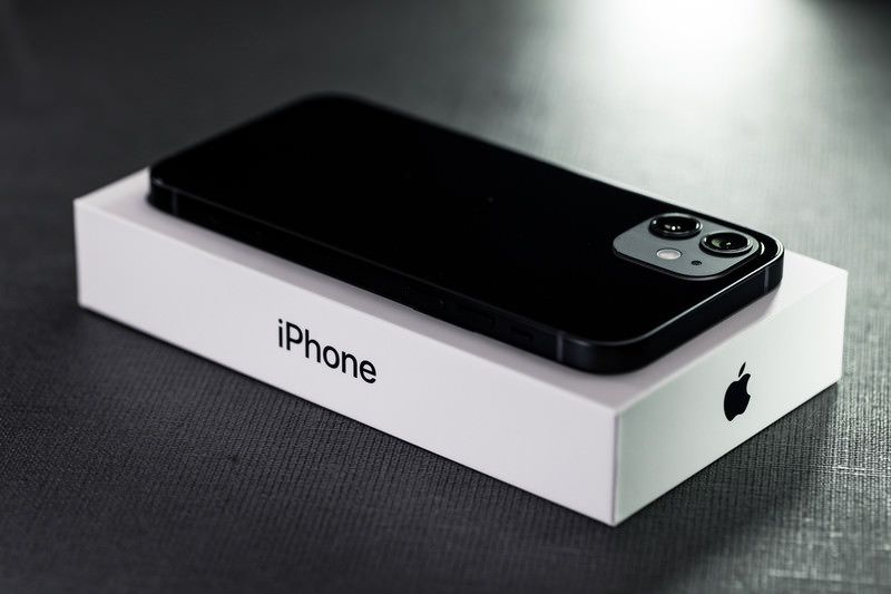 箱の上に乗ったiPhone