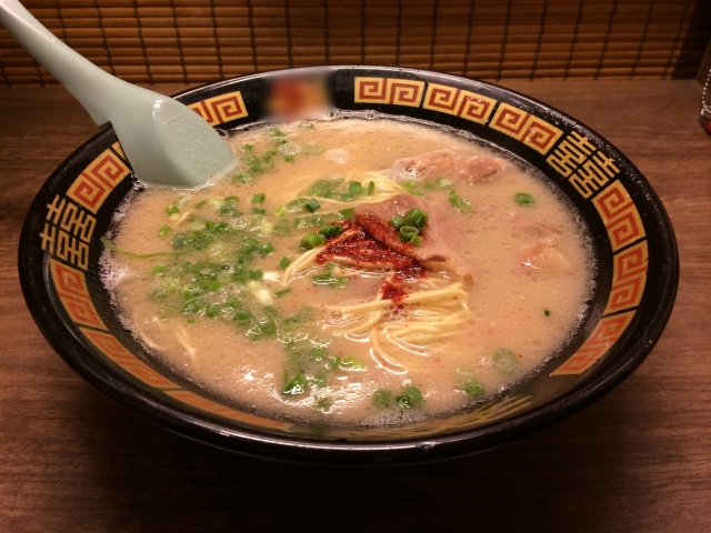 黒い丼の豚骨ラーメン