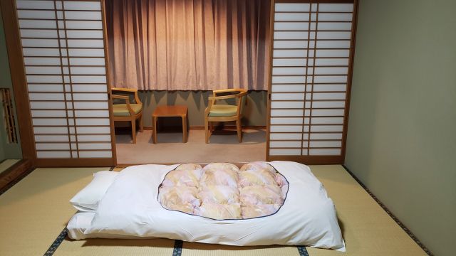 畳の上に敷かれた布団