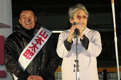 山本太郎と白髪男性