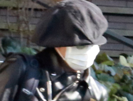 帽子を深く被りマスクをしている男性