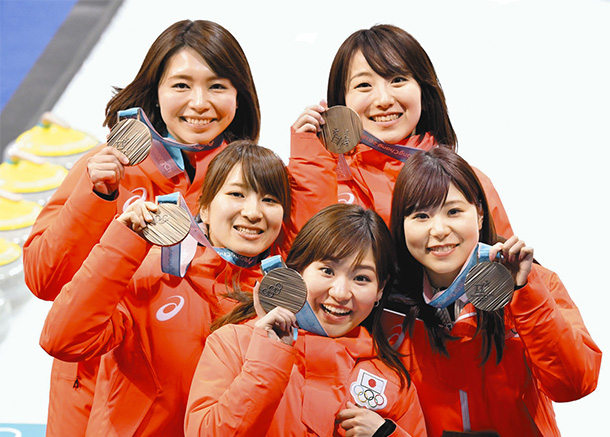 銅メダルを見せる女性5人