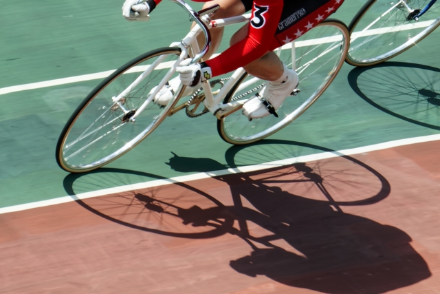 競輪場でレースをする競輪選手