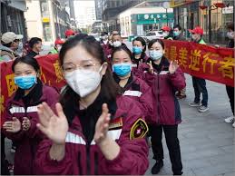 マスクをしてデモを行う中国人ら