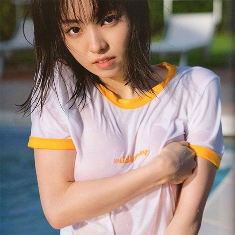 濡れたTシャツを着た女性