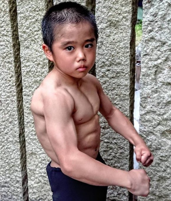 筋肉質の男児
