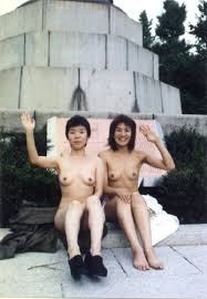 全裸で撮影する女性二人