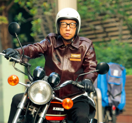 バイクに乗るメガネの男性