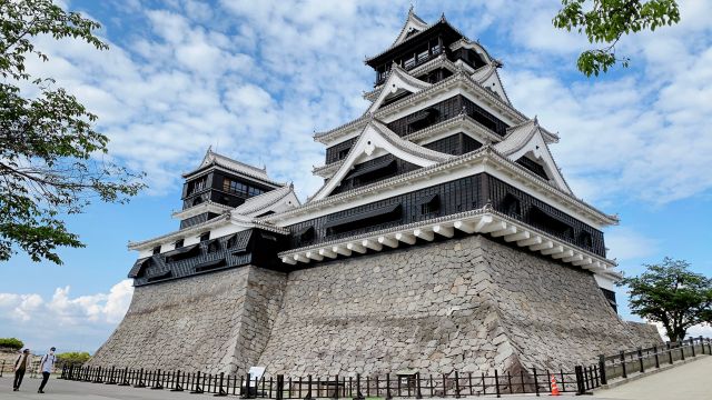 青空の中の熊本城