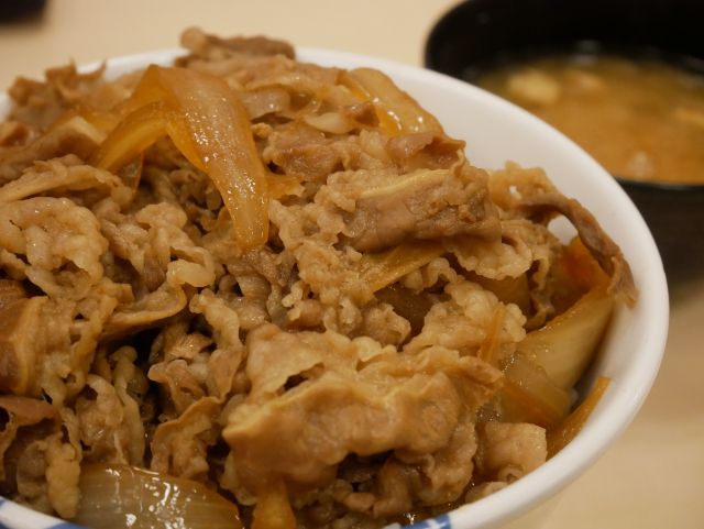 大盛り牛丼とお味噌汁