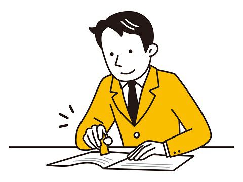 判を押す黄色いスーツの男性