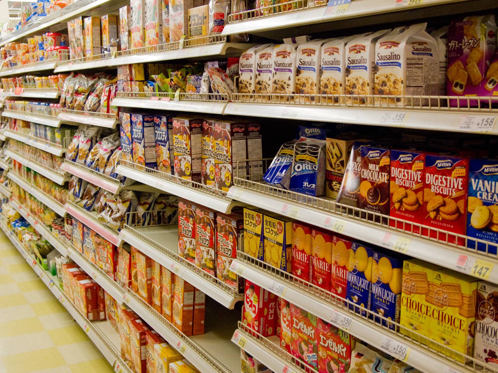スーパーの棚に並ぶお菓子