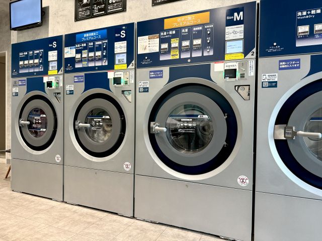 洗濯機が複数台並んだコインランドリー