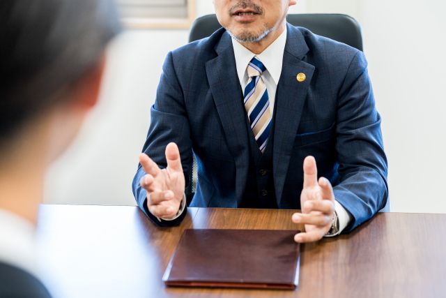 相談に乗る弁護士