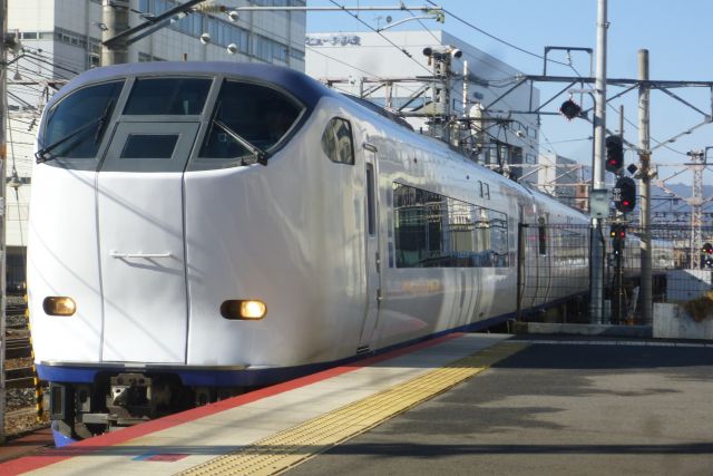 駅に停車する特急はるか