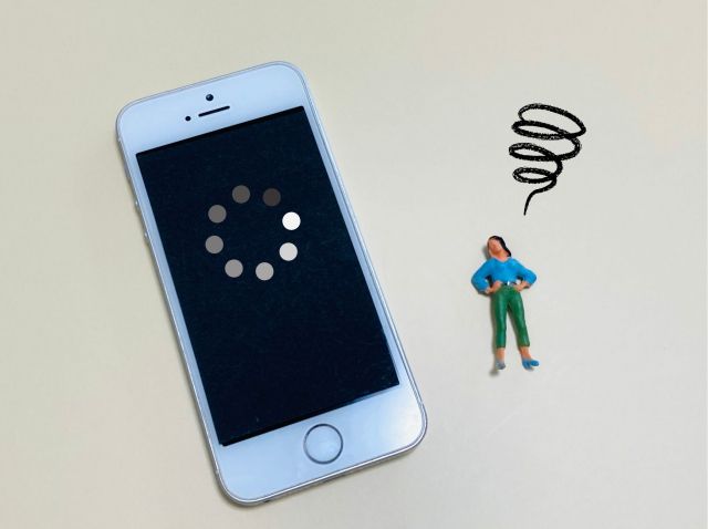 ローディング中のスマホ