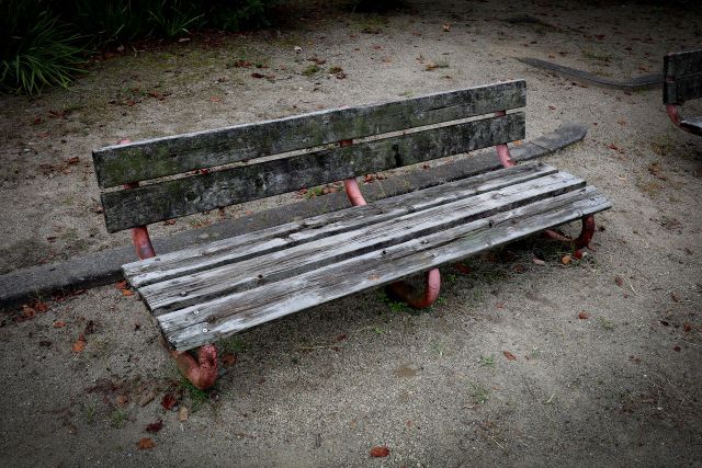 寂しい場所にある汚いベンチ