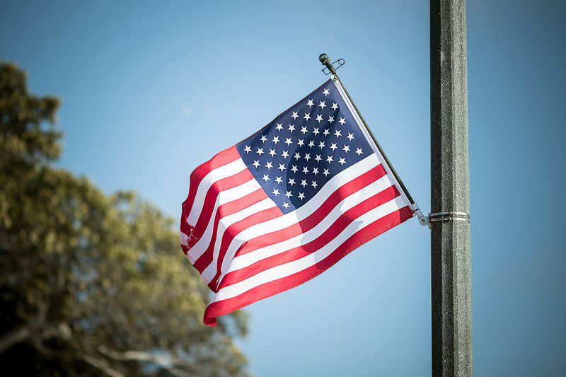 風にたなびくアメリカ国旗