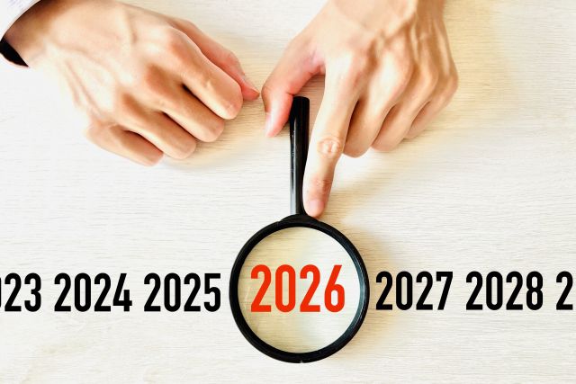 2026に当てられた虫眼鏡