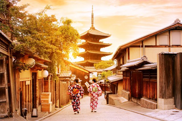 舞妓が歩く京都の町並み
