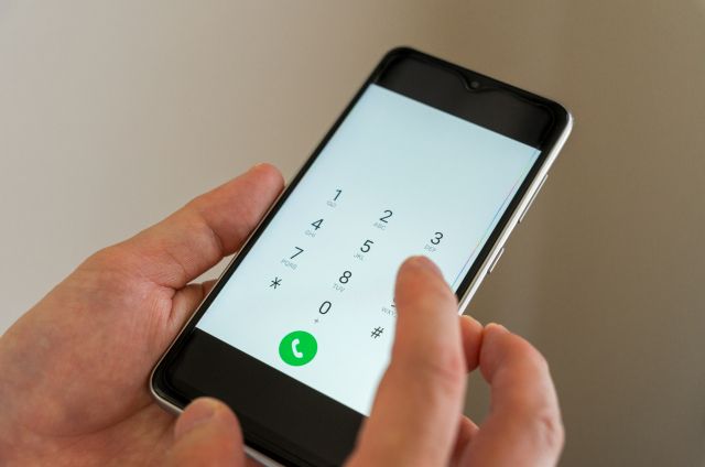 スマホで番号をタップして電話をかける人