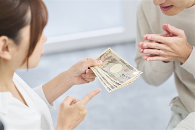 女の人にお金をせびる男