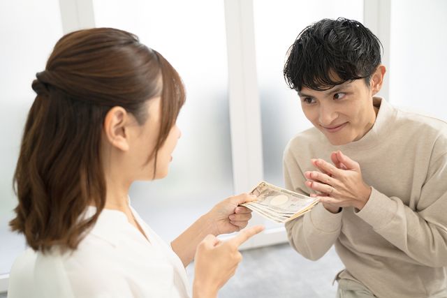 女の人にお金をせびる男