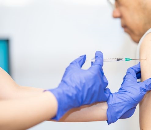 ワクチンを注射する男性