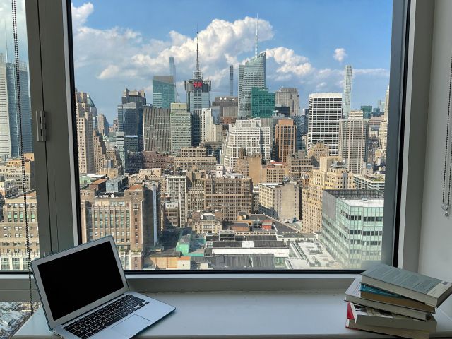 窓から見えるマンハッタンの風景