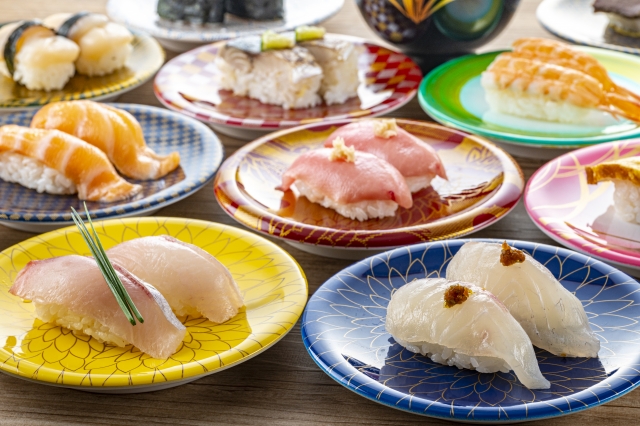 机に並ぶ回転寿司の皿
