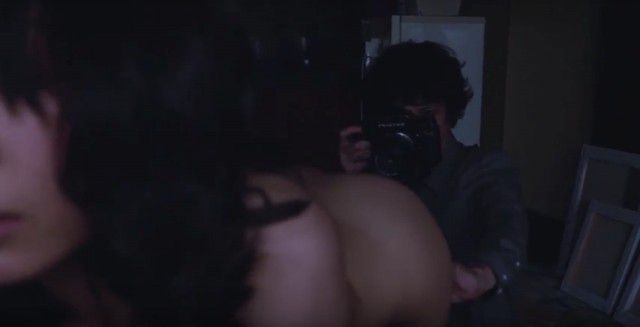 女性の性器の写真を撮る男性