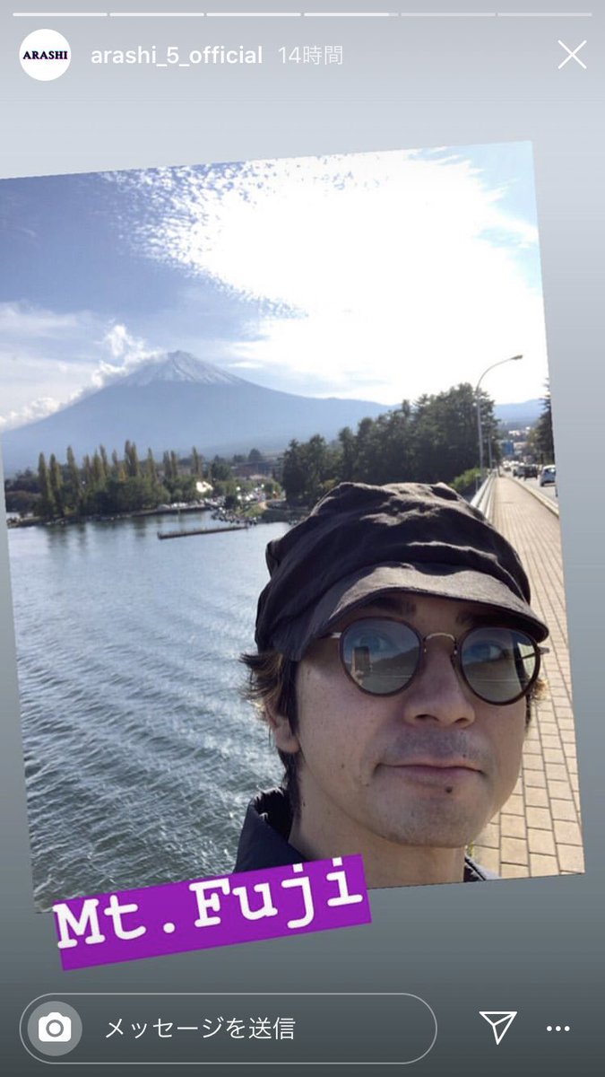富士山を背景に自撮りする男性