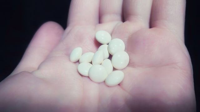 手のひらの上の白い錠剤