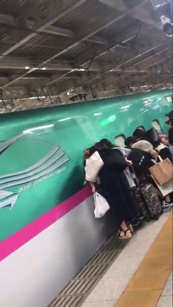 新幹線に殺到するファン