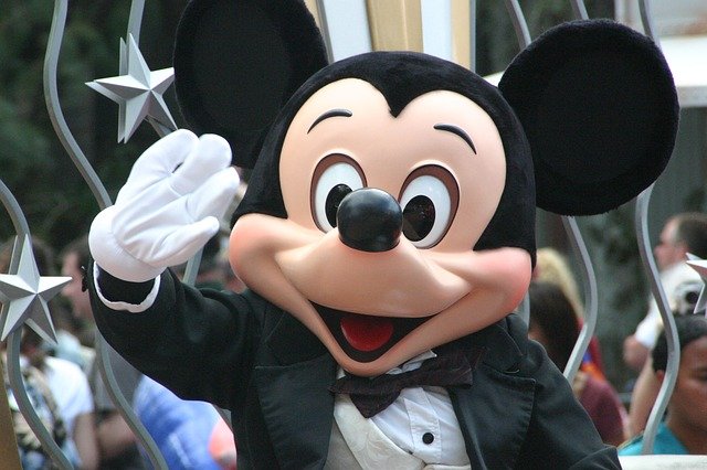 手を上げて微笑むミッキーマウス