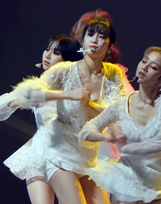 白い衣装で踊るアイドルグループ